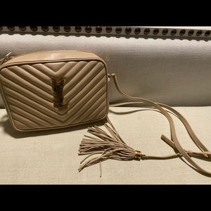 Lou Matelassé Leather Camera Bag
SAINT LAURENT😍